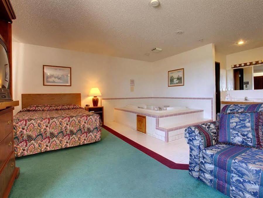 Americas Best Value Inn & Suites Cassville Roaring River Exterior foto